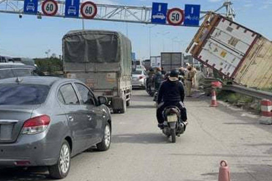 Giải quyết ùn tắc trên cầu Thanh Trì do xe container lật nghiêng