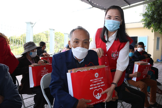 Tặng quà cho 260 người dân có hoàn cảnh khó khăn ở huyện Quốc Oai
