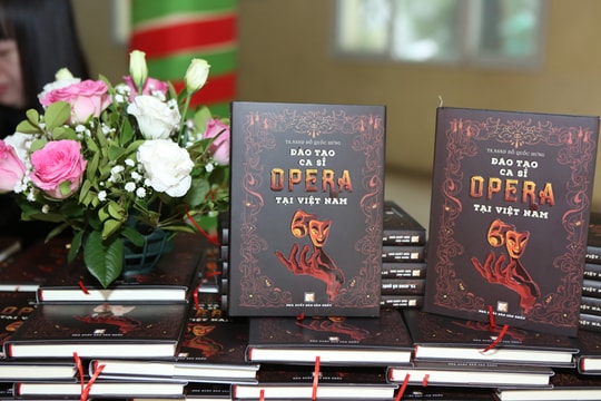 Nghệ sĩ nhân dân Quốc Hưng ra mắt sách ''Đào tạo ca sĩ Opera tại Việt Nam''