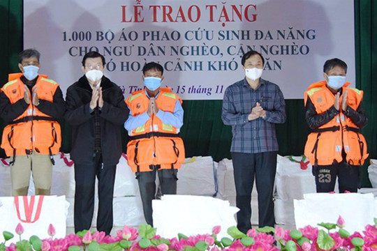 15.000 bộ áo phao cứu sinh đa năng đến với ngư dân nghèo 12 tỉnh, thành miền Trung
