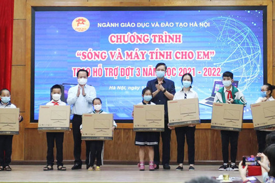 Gần 7.400 học sinh Hà Nội được trao thiết bị học trực tuyến