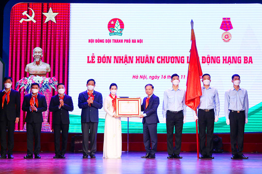Hội đồng Đội thành phố Hà Nội đón nhận Huân chương Lao động hạng Ba