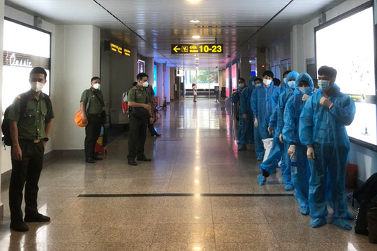 Trục xuất 14 người nước ngoài nhập cảnh trái phép vào thành phố Hồ Chí Minh