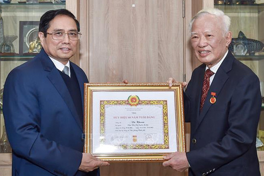 Trao tặng Huy hiệu 60 năm tuổi Đảng cho nguyên Phó Thủ tướng Vũ Khoan
