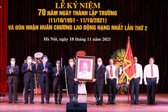 Chủ tịch nước Nguyễn Xuân Phúc dự Lễ kỷ niệm 70 năm thành lập Đại học Sư phạm Hà Nội