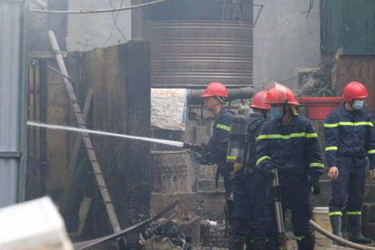 Dập tắt đám cháy kho hàng trong chợ Đại Kim, quận Hoàng Mai