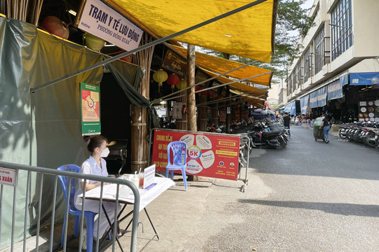 Quận Hoàn Kiếm vận hành trạm y tế lưu động tại chợ Đồng Xuân
