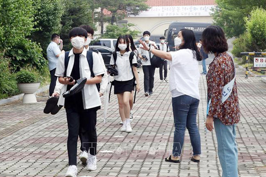 Học sinh Hàn Quốc trở lại lớp học trực tiếp