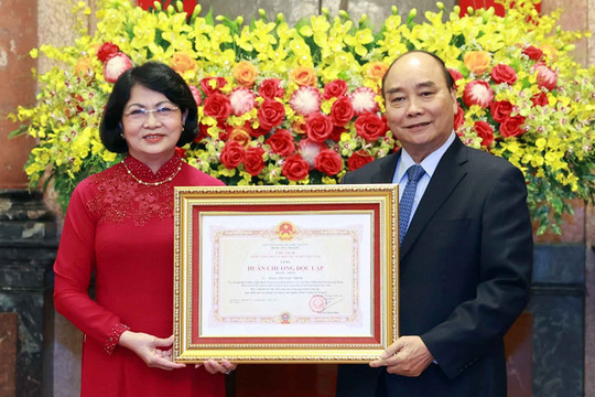 Chủ tịch nước trao Huân chương Độc lập hạng Nhất tặng nguyên Phó Chủ tịch nước Đặng Thị Ngọc Thịnh