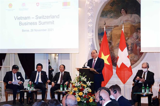 Chủ tịch nước Nguyễn Xuân Phúc và Tổng thống Guy Parmelin đồng chủ trì Diễn đàn doanh nghiệp Việt Nam - Thụy Sĩ