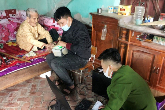 Cấp căn cước công dân tại nhà cho người tuổi cao, sức yếu tại ''xã đảo'' Minh Châu