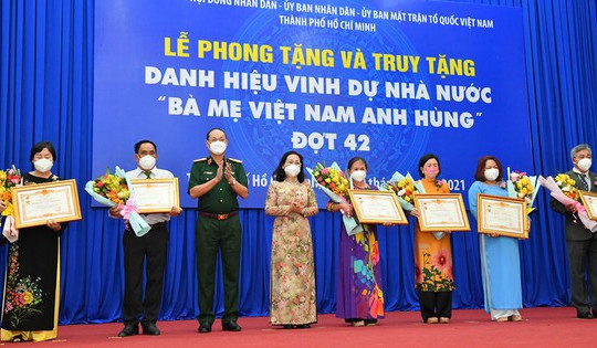 Tổ chức Lễ phong tặng và truy tặng danh hiệu Bà mẹ Việt Nam anh hùng cho 23 mẹ