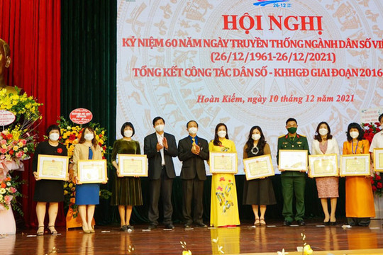 Quận Hoàn Kiếm biểu dương, khen thưởng 61 tập thể và 143 cá nhân có đóng góp cho công tác dân số