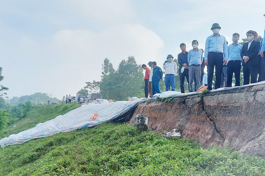Hà Nội khẩn cấp khắc phục sự cố sạt lở đê tả Đáy, đoạn qua huyện Ứng Hòa