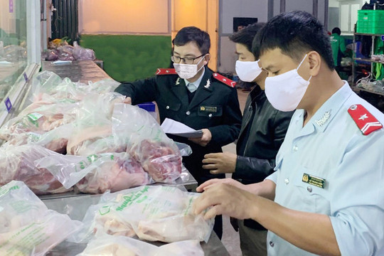 Huyện Gia Lâm lấy các mẫu thực phẩm trên thị trường để giám sát chất lượng