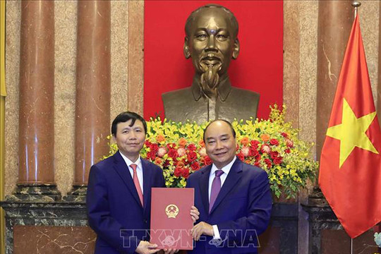 Chủ tịch nước Nguyễn Xuân Phúc trao quyết định phong hàm Đại sứ và tiếp các đại biểu dự Hội nghị ngoại giao 31