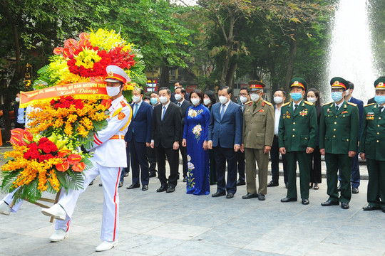 Lãnh đạo thành phố Hà Nội dâng hoa kỷ niệm 75 năm Ngày Toàn quốc kháng chiến
