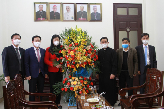 Chủ tịch Ủy ban MTTQ Việt Nam thành phố chúc mừng Giáng sinh tại Giáo phận Hưng Hóa