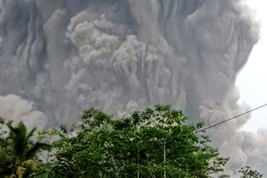 Núi lửa Semeru tại Indonesia phun trào cột tro bụi cao 2km
