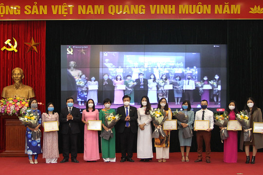 Trao giải cuộc thi biên soạn sách dạy tiếng Việt cho người Việt Nam ở nước ngoài