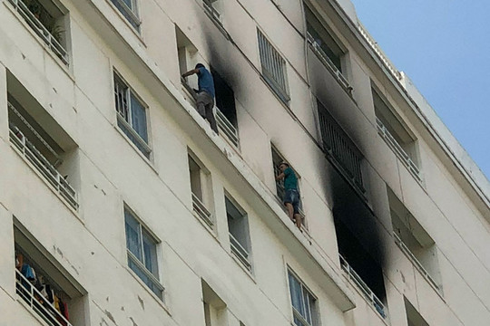 Cứu 6 người trong đám cháy căn hộ chung cư
