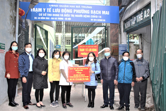 Quận Hai Bà Trưng thăm, tặng quà Trạm y tế lưu động phường Bạch Mai
