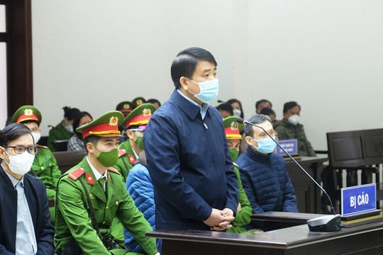 Bị cáo Nguyễn Đức Chung tự bào chữa trước tòa
