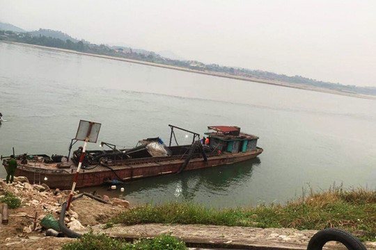 Bắt 2 tàu khai thác cát trái phép trên sông Đà