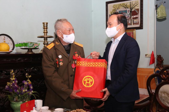 Đồng chí Nguyễn Ngọc Tuấn thăm, chúc Tết gia đình chính sách tại huyện Thường Tín