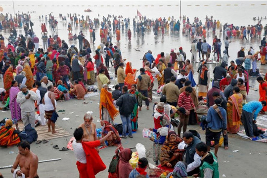 Một triệu người Ấn Độ đổ về sông Hằng làm lễ, bất chấp số ca Covid-19 tăng vọt