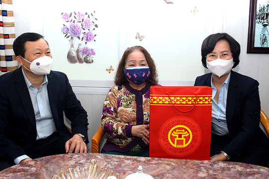 Trưởng ban Tuyên giáo Thành ủy Bùi Huyền Mai thăm, tặng quà gia đình chính sách tại quận Đống Đa