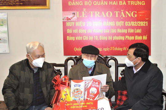 Bí thư Quận ủy Hai Bà Trưng Nguyễn Văn Nam thăm, tặng quà các gia đình chính sách