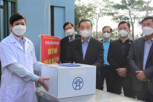 Chủ tịch UBND thành phố Hà Nội thăm, động viên lực lượng y tế tuyến đầu phòng, chống dịch