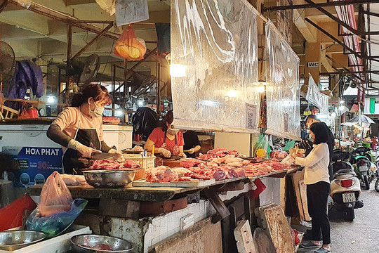 Thịt gia súc, gia cầm tăng giá tại chợ truyền thống ngày cận Tết