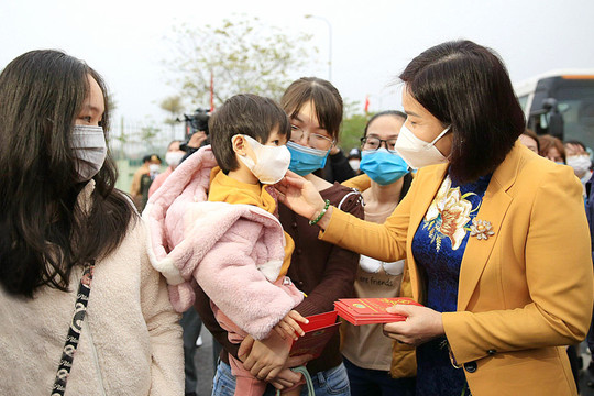 Hỗ trợ xe ô tô đưa 1.200 công nhân lao động Hà Nội về quê đón Tết