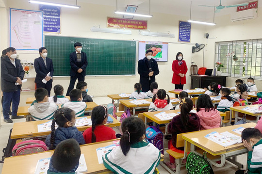 Ngày đầu tiên học sinh từ lớp 1 đến lớp 6 ở huyện, thị xã trở lại trường: Chu đáo đón học sinh đầu cấp