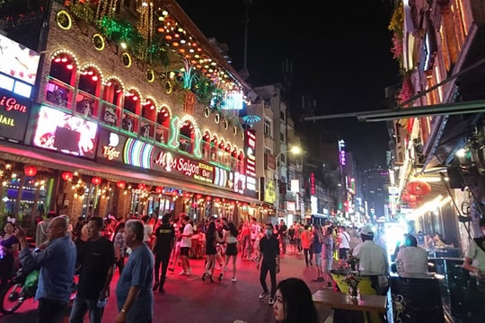 Căn cứ cấp độ dịch để mở lại dịch vụ karaoke, vũ trường