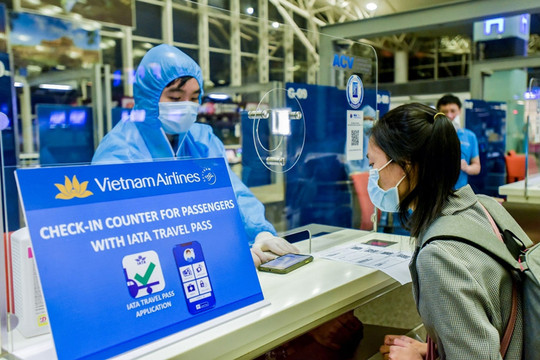 Khoảng 153.000 khách quốc tế đi, đến Việt Nam sau khi mở lại các đường bay quốc tế