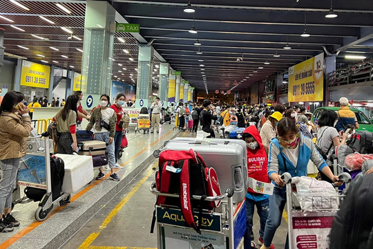 Sân bay Tân Sơn Nhất đã có thêm làn xe đón khách, nhưng cần giải pháp toàn diện hơn