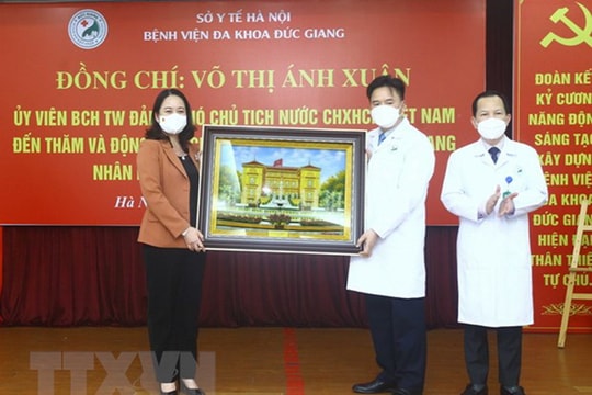 Phó Chủ tịch nước Võ Thị Ánh Xuân thăm, chúc mừng đội ngũ y tế tại Hà Nội