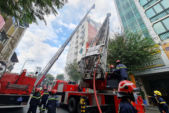 Cháy khách sạn ở quận 1, 3 người được giải cứu