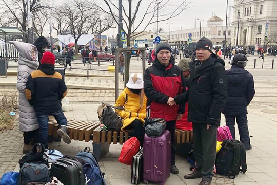 Sơ tán hàng trăm người Việt Nam ra khỏi các vùng chiến sự tại Ukraine