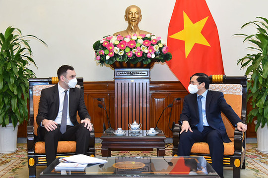 Việt Nam đề nghị phối hợp, hỗ trợ bảo hộ công dân Việt Nam sơ tán sang Ba Lan từ Ukraine