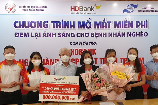 HDBank trao tặng 2.800 thẻ bảo hiểm y tế và tài trợ 1.000 ca phẫu thuật mắt cho người dân
