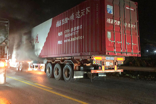 Cháy ô tô container trên cao tốc, tài xế thoát chết