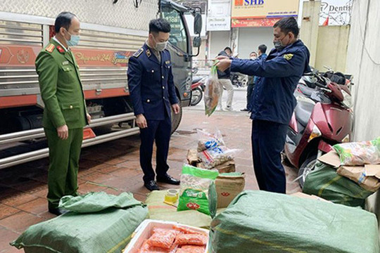 Phạt 140 triệu đồng tài xế chở thực phẩm không rõ nguồn gốc về Hà Nội tiêu thụ