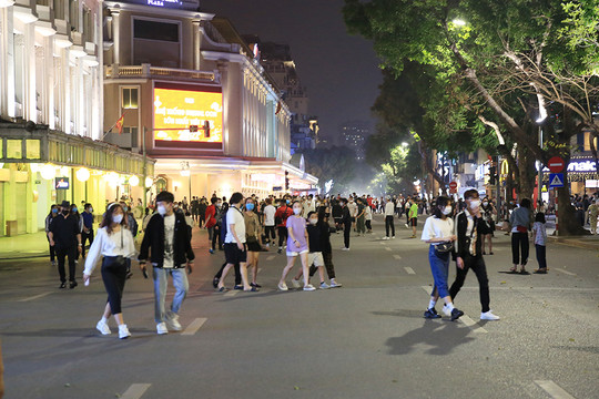 Hơn 40 nghìn lượt khách tham gia các tuyến phố đi bộ quận Hoàn Kiếm