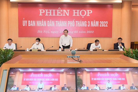 Tập thể UBND thành phố Hà Nội xem xét các nội dung trình kỳ họp HĐND thành phố