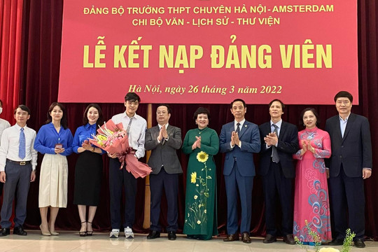 Học sinh lớp 12 Trường THPT chuyên Hà Nội  - Amsterdam vinh dự được kết nạp Đảng