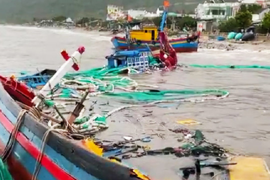 Phú Yên: Sóng to đánh chìm nhiều tàu cá, 2 người mất tích